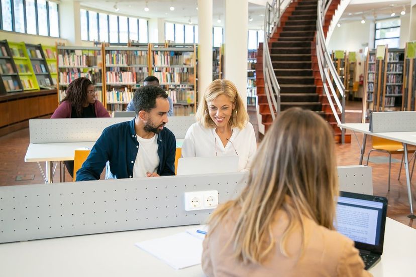 Menschen an Computern in einer Bibliothek