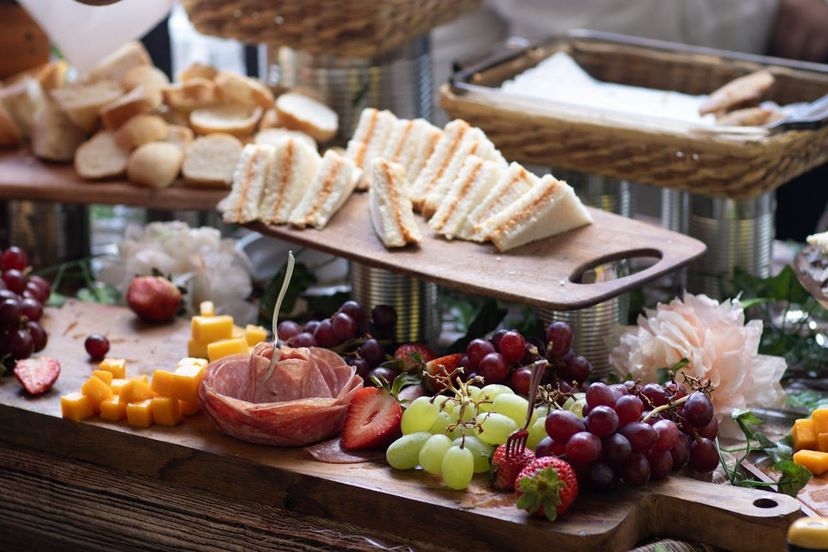 Sandwiches und Obst auf dem Büffet