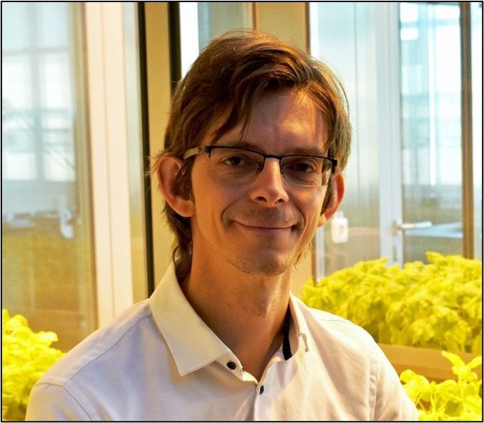 Dr.  René Schlesier